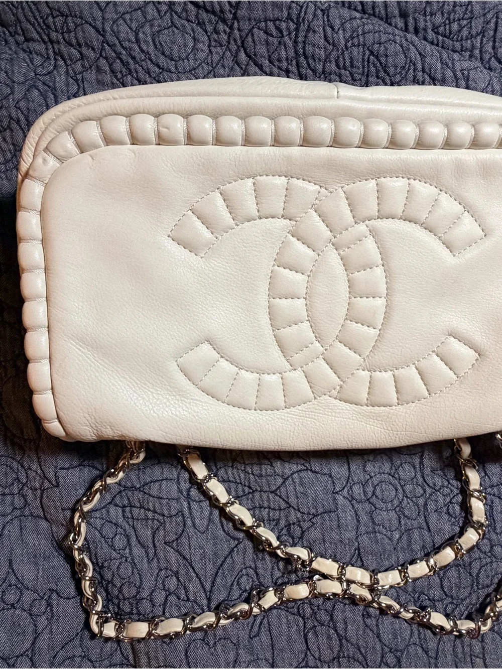CHANEL Cream Quilted Lambskin Shoulder Bag with silver-tone Chain - Picture 10 of 17
